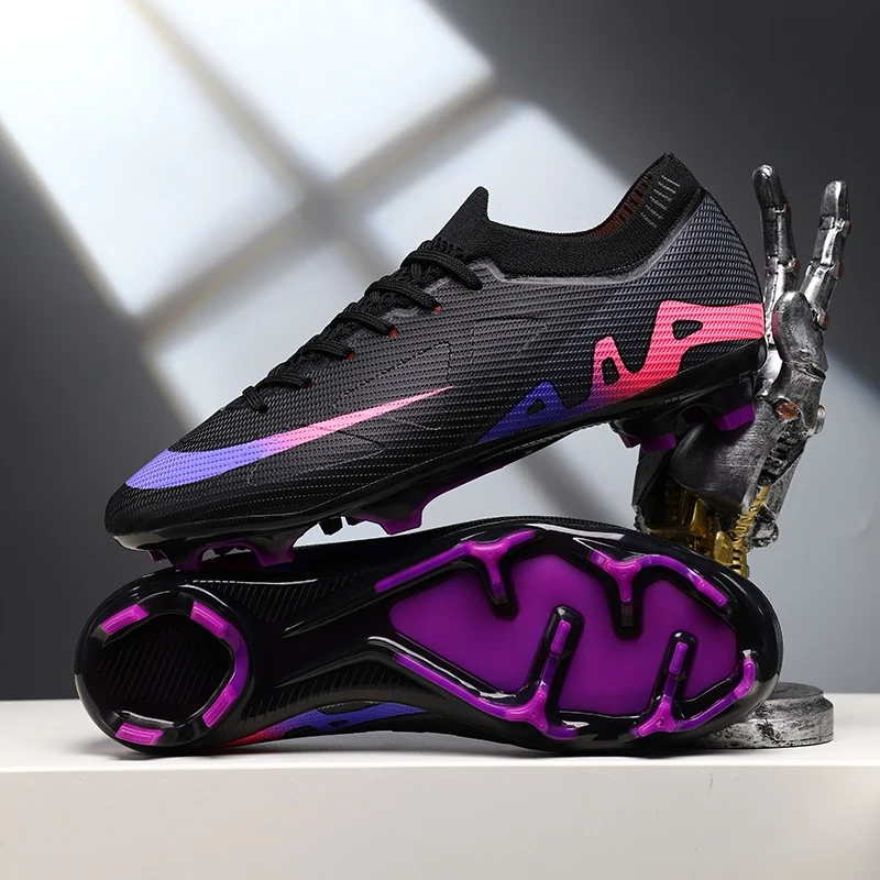 Heren voetbalschoenen met noppen voor op het gras.