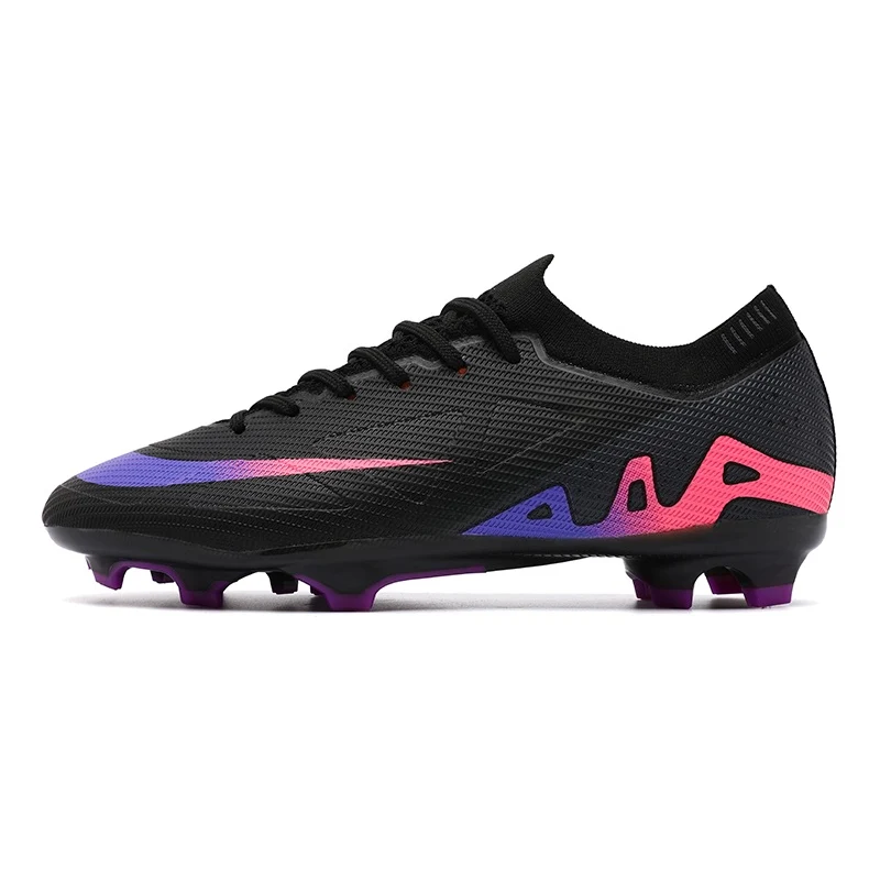 Heren voetbalschoenen met noppen voor op het gras.