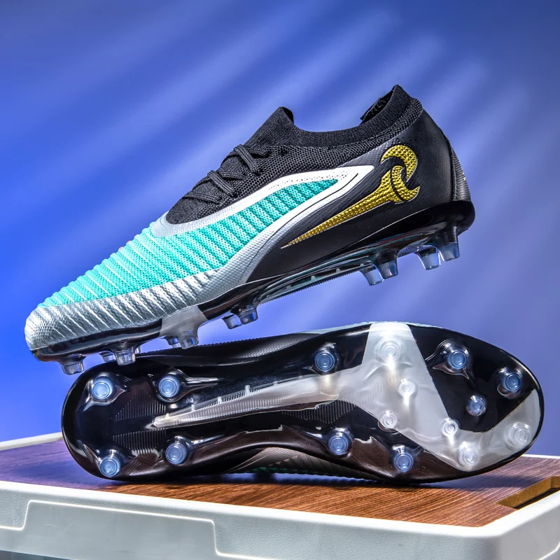 Voetbalschoenen met lange noppen voor jongens, geschikt voor buitensporten.