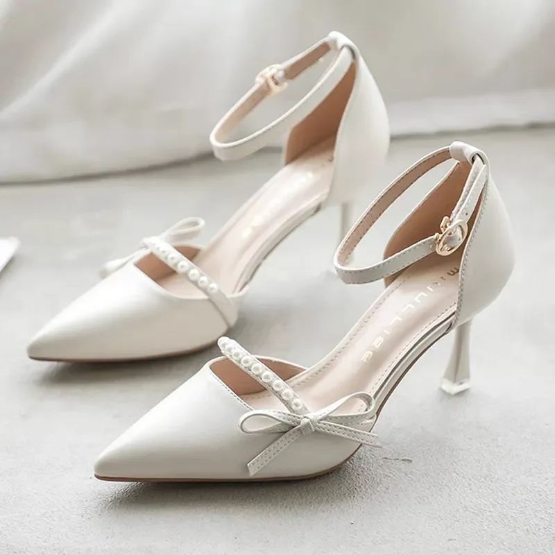 Modieuze sandalen met spitse neus en hoge hakken