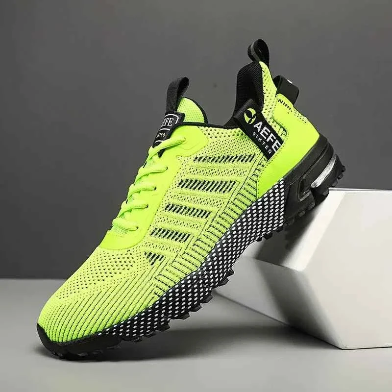 Lichtgewicht en ademende herensneakers voor casual buitenactiviteiten.