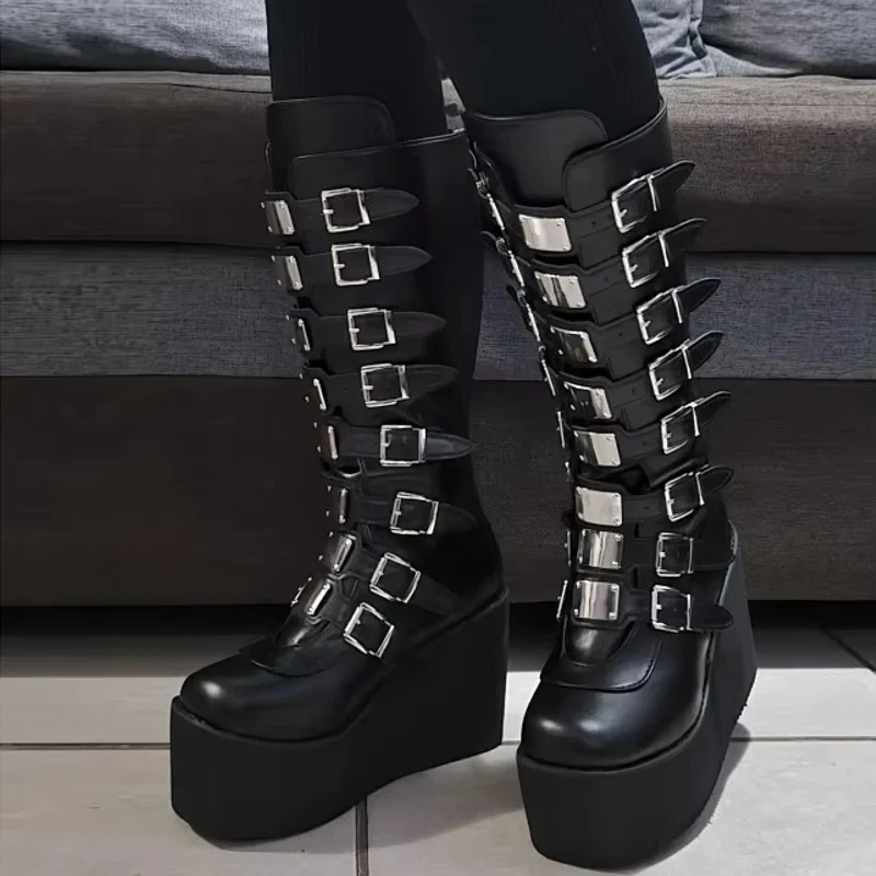 Dameslaarzen met gotische gespband en lange leren schoenen