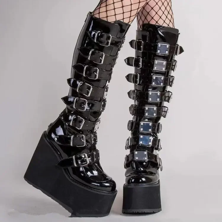 Dameslaarzen met gotische gespband en lange leren schoenen