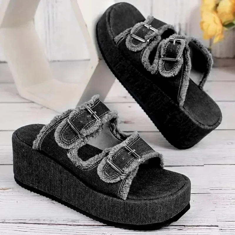 Elegante denim comfortabele instappers voor op het strand