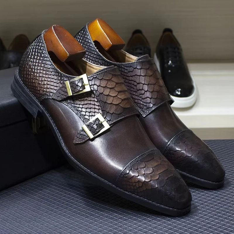 Comfortabele, formele schoenen met klassieke krokodillenprint van kalfsleer met monniksband