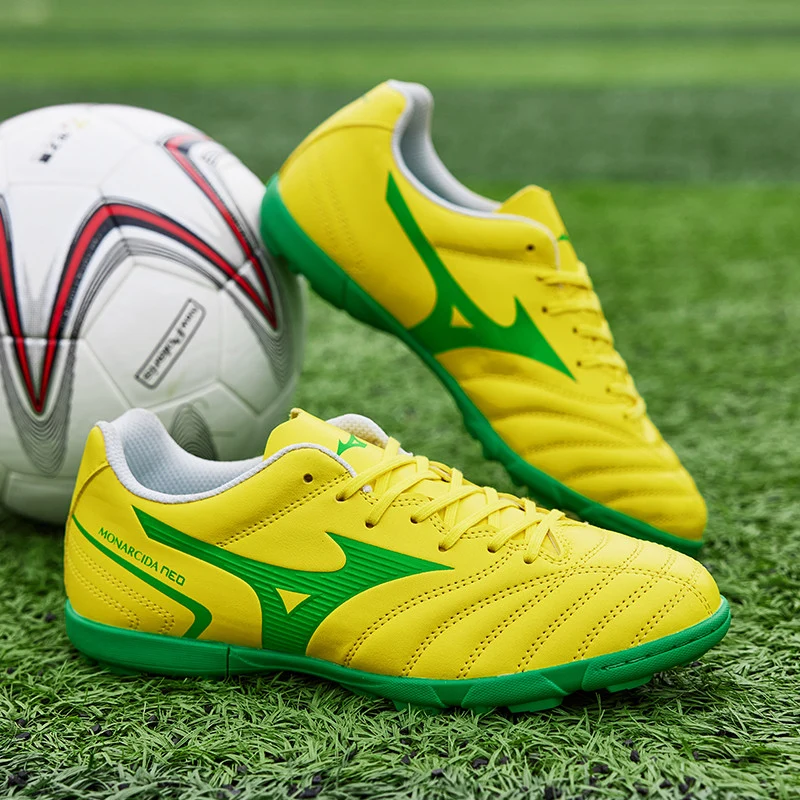 Gele leren voetbalschoenen met veters