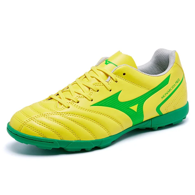 Gele leren voetbalschoenen met veters