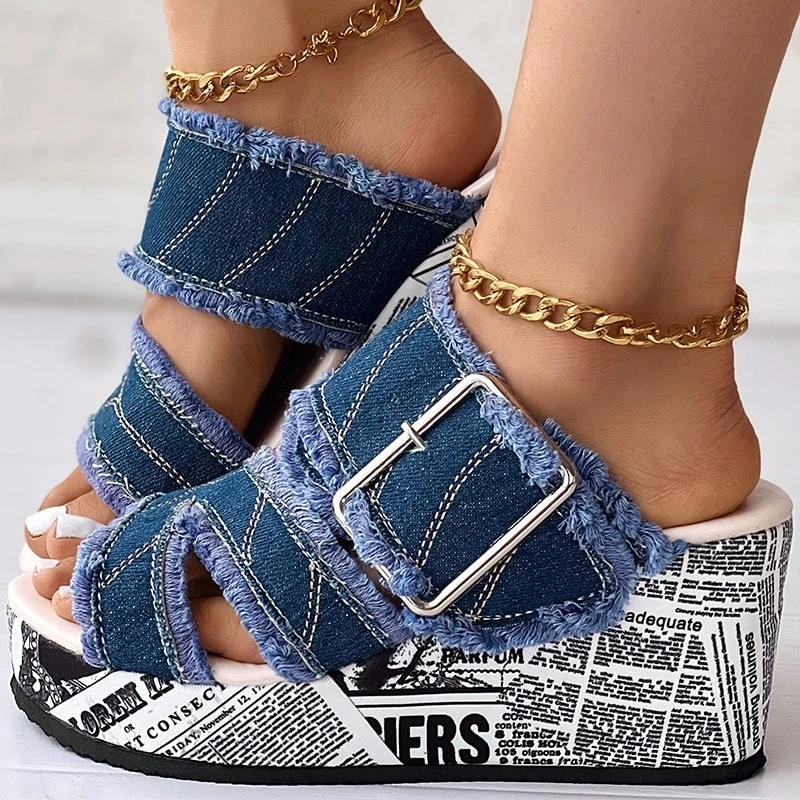 Modieuze denim sandalen met sleehak en gesp