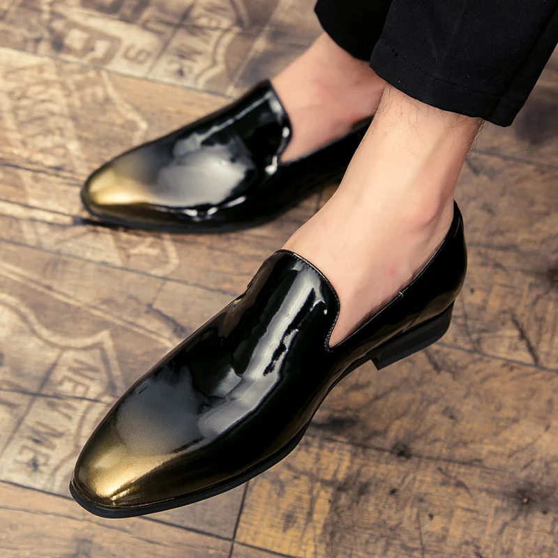 Elegante geklede schoen in lakleer in Italiaanse stijl