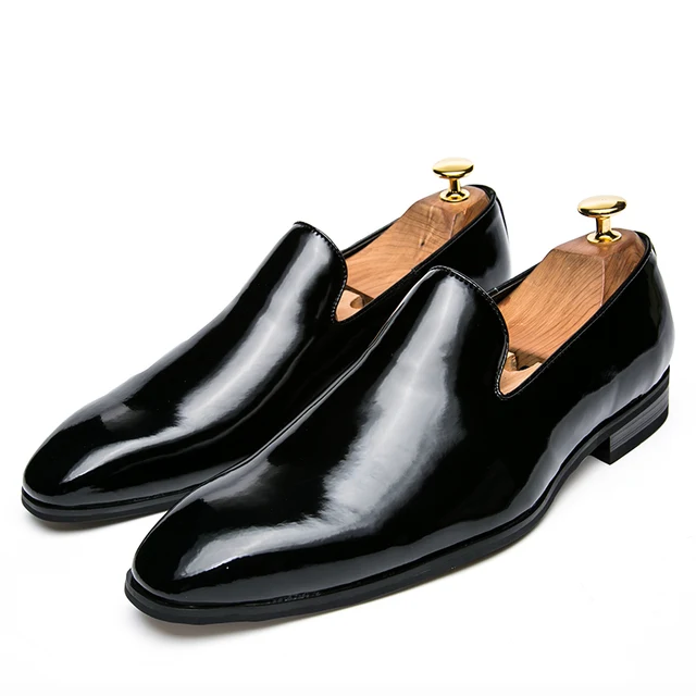Elegante geklede schoen in lakleer in Italiaanse stijl