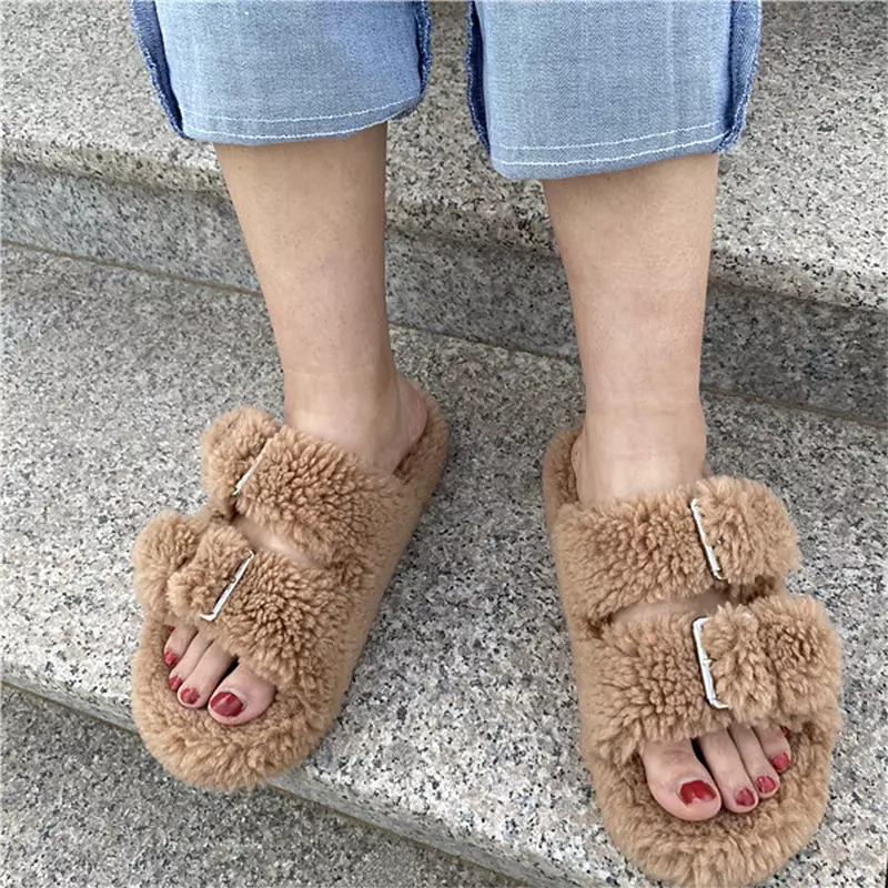 Pluizige warme comfortabele pantoffels met open neus