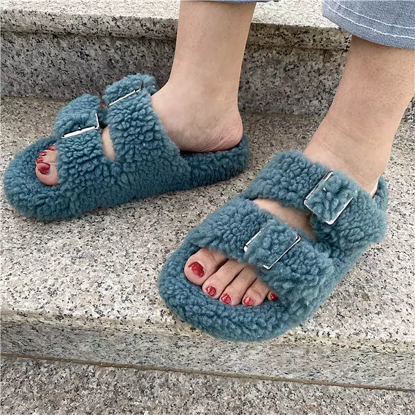 Pluizige warme comfortabele pantoffels met open neus