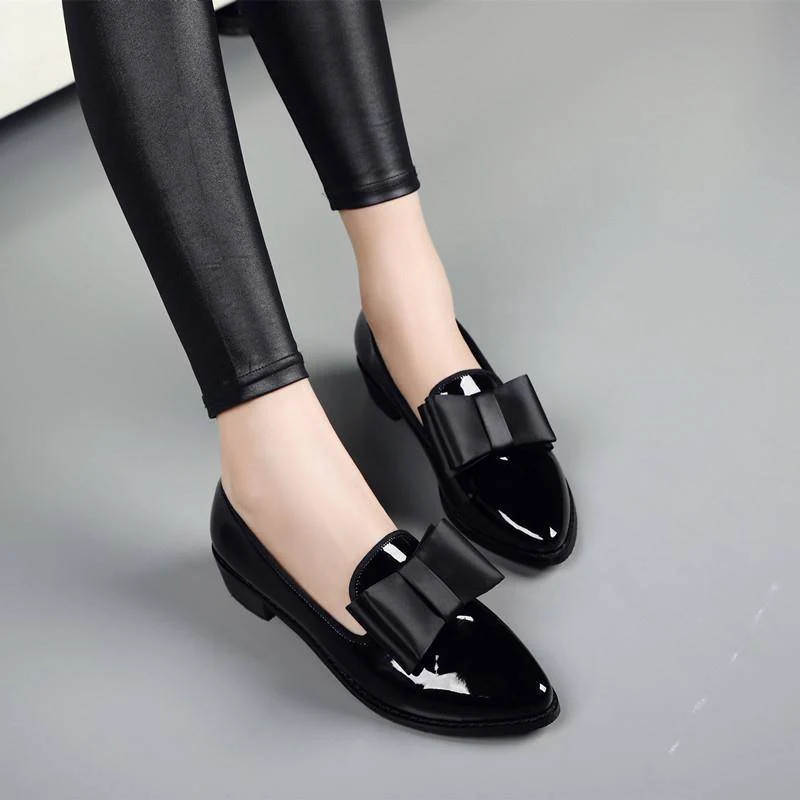 Glanzende lakschoenen met hakken van 3 cm